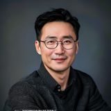 爱情岛论坛心理顾问陈明远的职业照，男性，温和专业，情感心理学研究背景